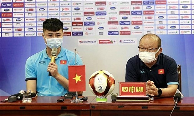 Coach Park Hang-seo (right) attends the press conference held by the VFF prior to the first friendly between Vietnam's U23 national team and the Republic of Korea’s U20 on April 19. (Photo: VNA)
