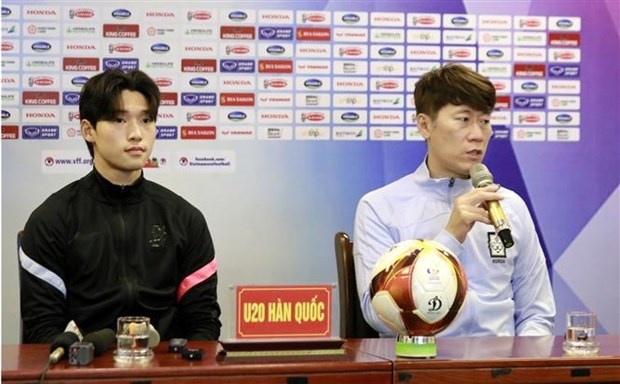 Coach Kim Eun-jung of the RoK’s U20 speaks to reporters at the press conference. (Photo: VNA)