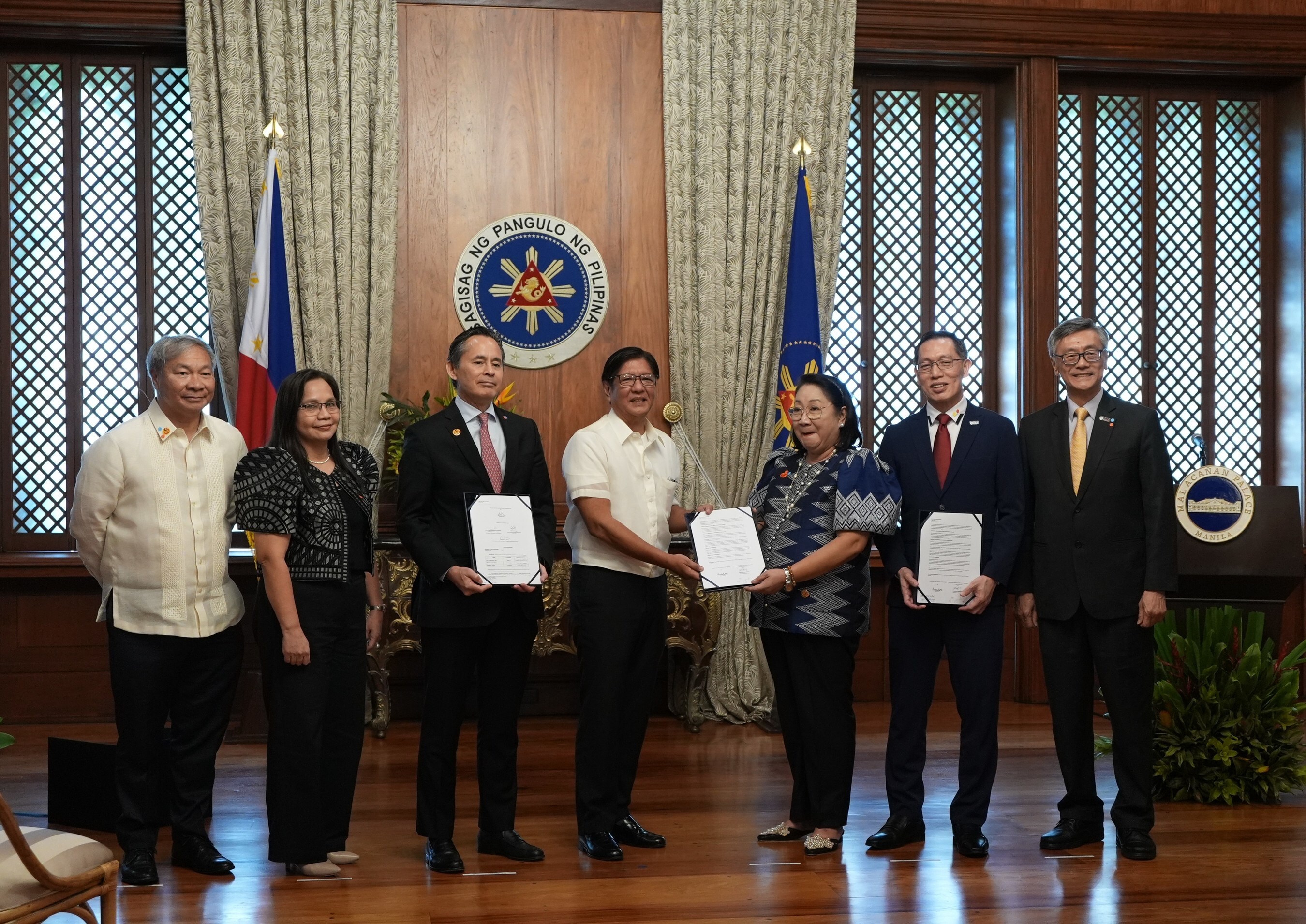 From Left to Right - Mr Ramon Jocson, Proponent, PSAC; Attorney. Judith Dongallo-Chicano, Asst. Commissioner, PCSC; Mr Alfredo Ayala, Chairperson of PCORP; Philippines President Ferdinand R. Marcos Jr; Attorney. Marilyn Barua-Yap, Chairperson of PCSC; Mr Khoong Chan Meng, Chief Executive Officer of NUS-ISS and Professor Tan Eng Chye, President of NUS