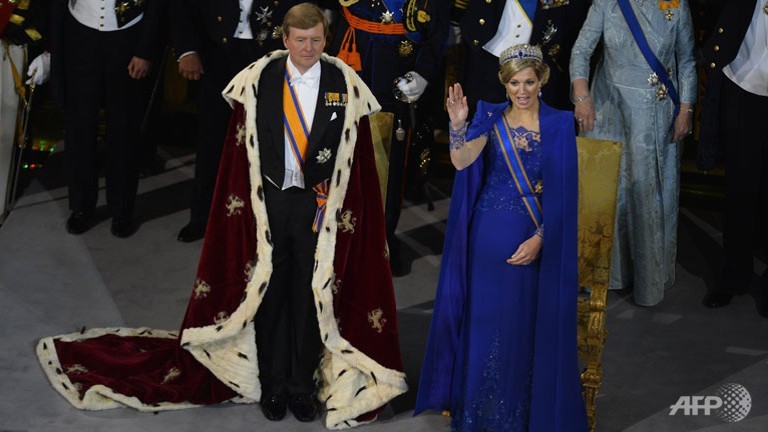 willem alexander sworn in as dutch king