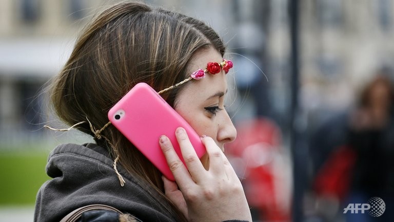 french panel moots taxes on smartphones tablets