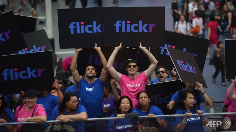 yahoo unveils makeover of flickr site