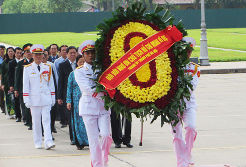 leaders pay tribute to president ho chi minh