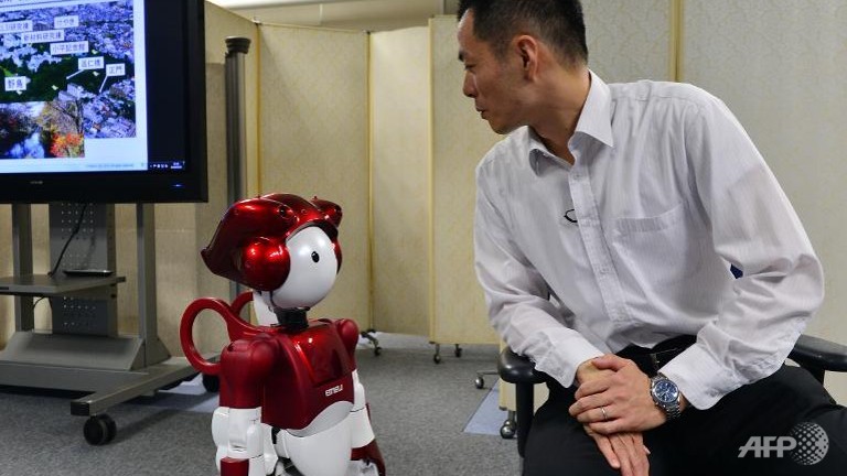 japans hitachi unveils joking robot