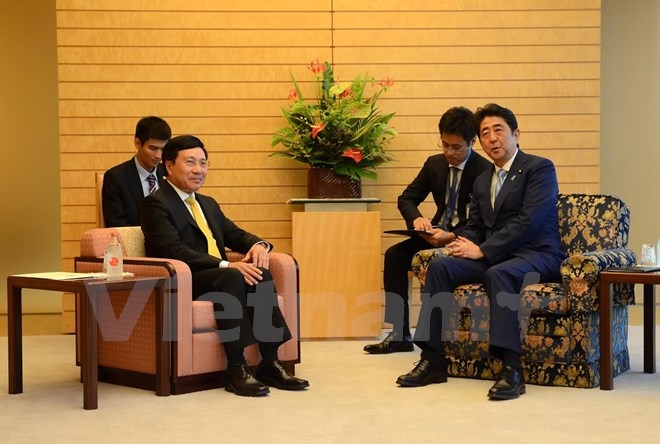 pm shinzo abe pledges full support for vn to host apec summit