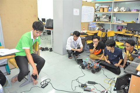 Vietnamese students compete in self-driving car contest