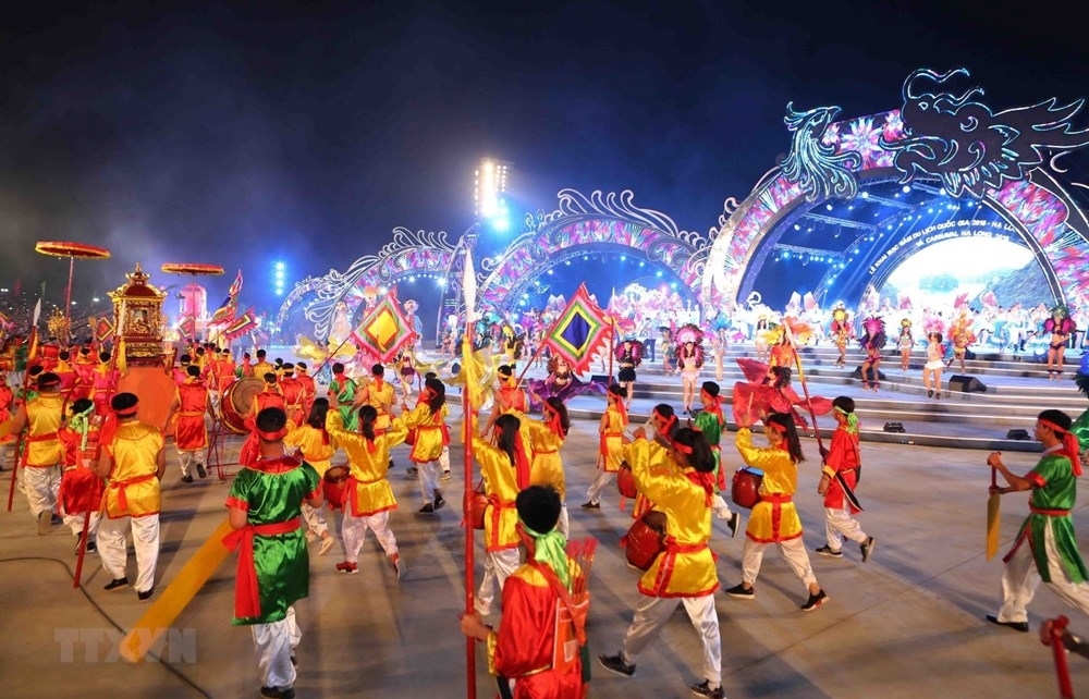 Sparkling Ha Long on opening night of carnaval