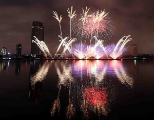 Vietnam, Poland spark Danang fireworks festival