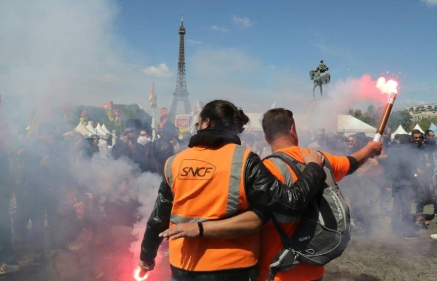 1 million euros raised for striking French rail workers