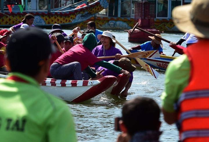 hue festival celebrated with traditional boat race