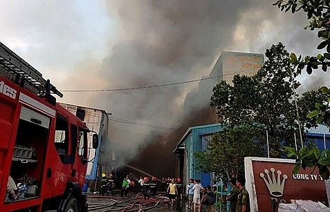 Huge fire rips through Vinh Loc IP in HCM City