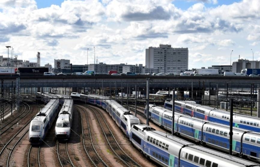 French govt seeks end to rail strike with 35 bn euro debt pledge