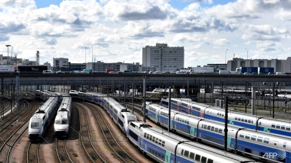 french govt seeks end to rail strike with 35 bn euro debt pledge