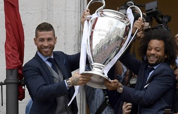 real madrid parade champions league trophy in front of ecstatic fans