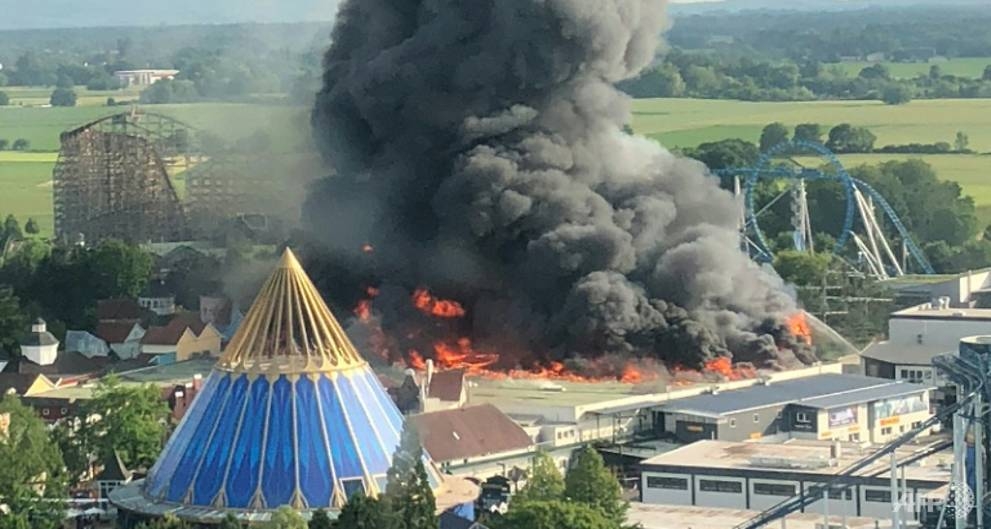 seven injured in massive blaze at germanys largest theme park