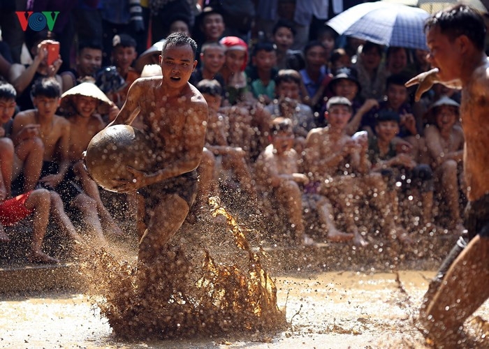 gripping mud ball wrestling festival of bac giang