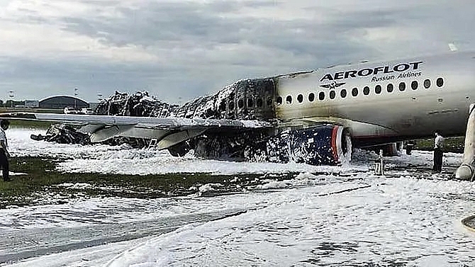 41 killed after russian passenger plane crash lands in moscow