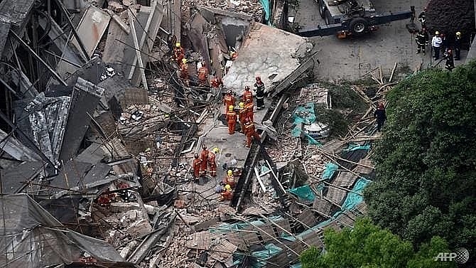 7 killed after building in shanghai collapses