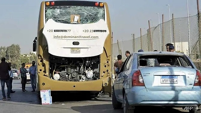 bomb blast hits tourist bus near egypt pyramids
