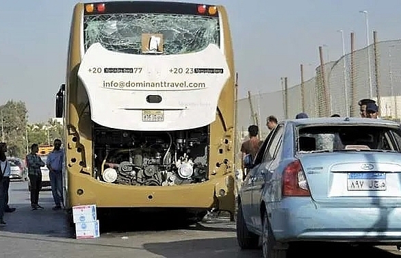 Bomb blast hits tourist bus near Egypt pyramids