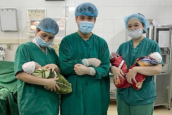 woman gives birth to identical triplets a rare phenomonen