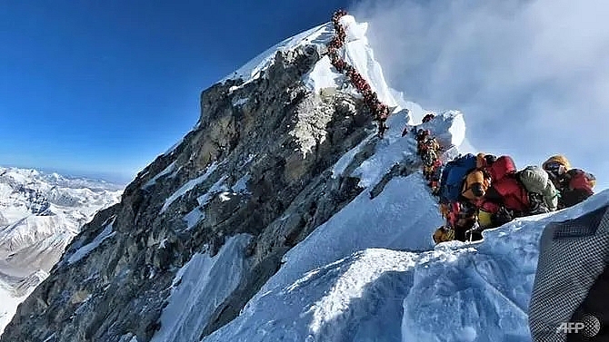 everest logjam fails to thwart climbers record 14 peak bid
