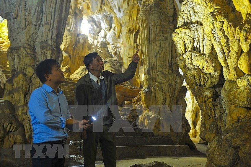 dich long cave and pagoda complex in ninh binh