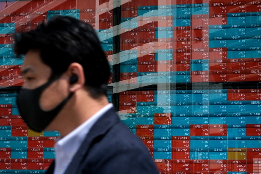 asian stocks mixed after us jobs miss oil up after cyber attack