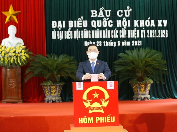 na chairman vuong dinh hue comes to poll in hai phong