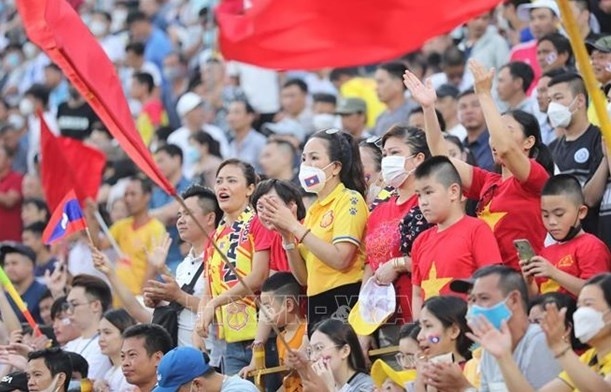 SEA Games 31: Fan support at Thien Truong Stadium stuns foreign friends