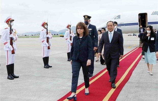 Greek President arrives in Hanoi for official visit to Vietnam
