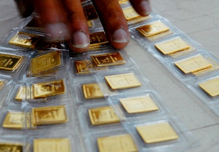 Gold poises above VND38 million