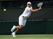 Roddick eases through to Wimbledon second round