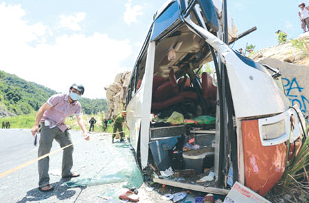 bus crash kills seven injures 21