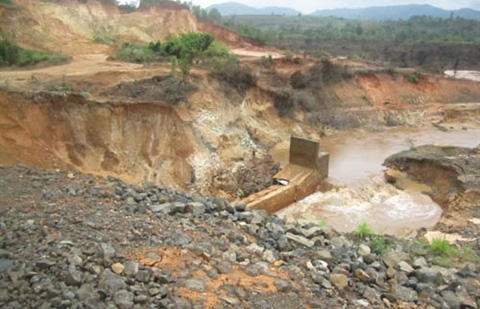 dam bursts 10 locals washed away