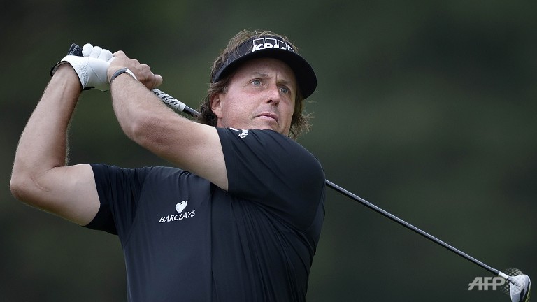 early bird mickelson grabs lead at us open