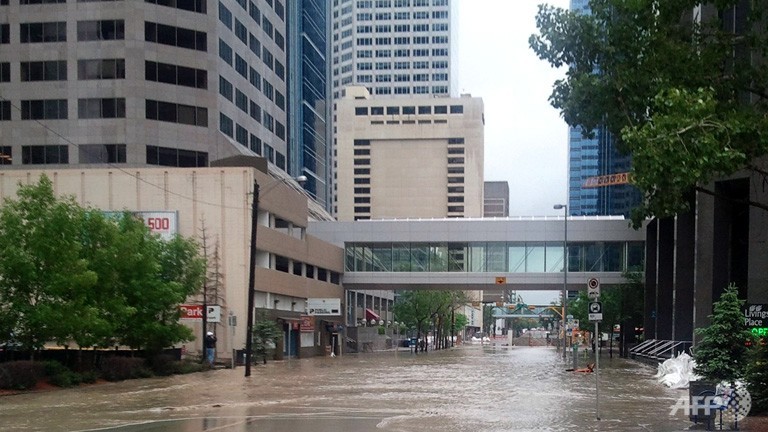 100000 flee flooding in canada