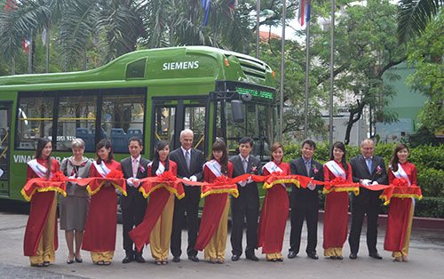 siemens and vinamotor roll out first hybrid bus