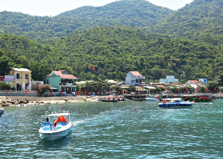 Bãi Làng là nơi tập trung nhiều dân cư nhất trên đảo