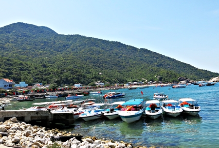 Ca nô cao tốc đưa khách từ Cửa Đại (Hội An) cập bến Bãi Làng ở Cù Lao Chàm