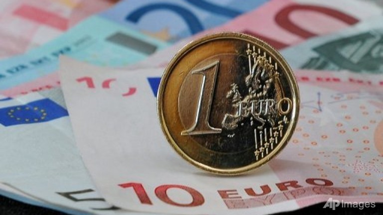 euro holds steady despite weak eurozone data