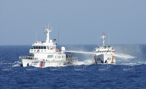 chinese vessels fiercely defend illegal rig