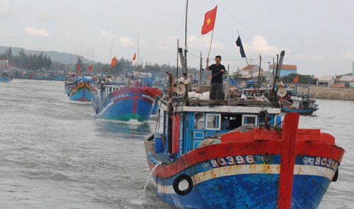 vietnamese fishermen save 11 malaysian sailors off truong sa