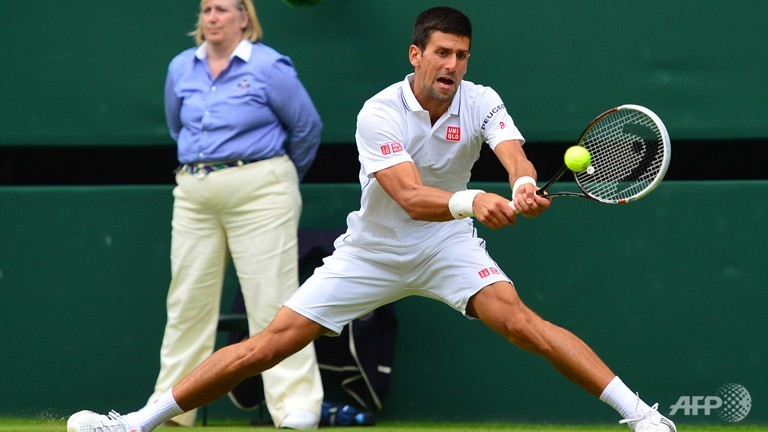 li crashes at wimbledon djokovic survives horror fall