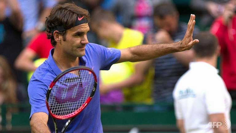 federer stays on track for eighth halle title