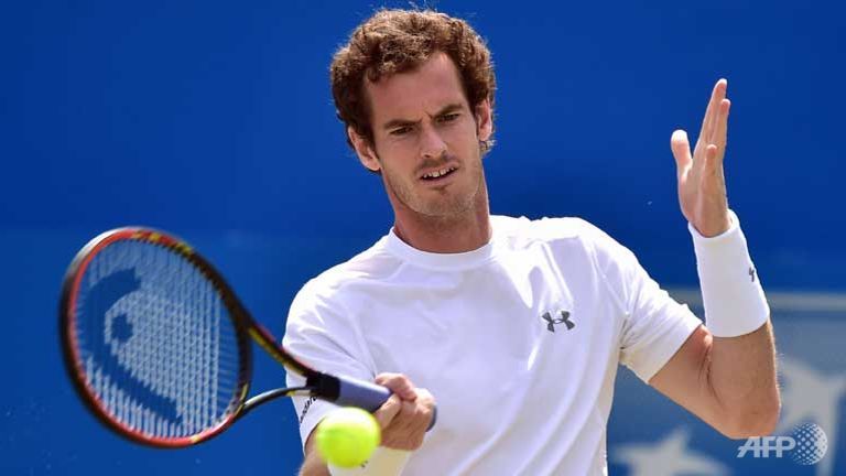 murray eases through dimitrov rocked at queens club