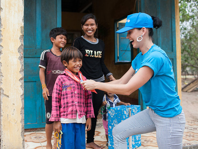 katy perry visits poor children in central vietnam