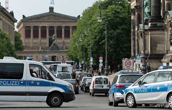 Police shoot knife-wielding man at Berlin Cathedral, 'terror' ruled out