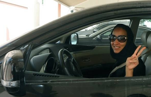 Saudi Arabia starts issuing driving licences to women