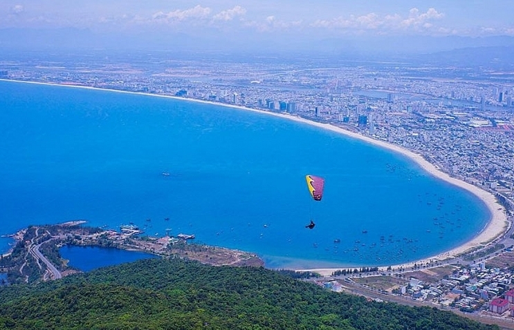 nearly 100 paragliders to fly at da nang competition